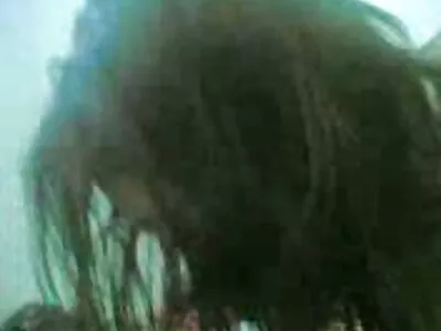 കോഴിയിൽ ചാടുന്ന കൊച്ചു സുന്ദരി
