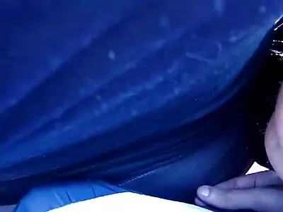 മുട്ടുകുത്തി നിൽക്കുന്ന അതിശയകരമായ ഇന്ത്യൻ പ്രിയ