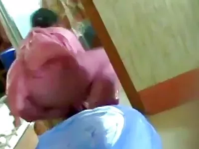 വലിയ എണ്ണ പുരട്ടിയ നിതംബം വിറയ്ക്കുന്നു
