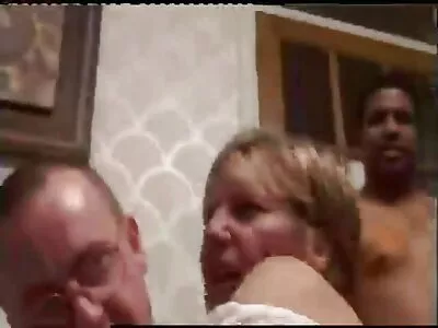 തൃപ്തികരമല്ലാത്ത അമേച്വർ കോഴിക്കുഞ്ഞ് കഠിനമായ കോഴിയുമായി കളിക്കുന്നു