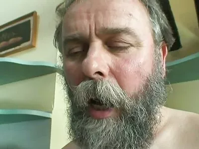 വെളിയിൽ മുട്ടുന്ന ദമ്പതികൾ