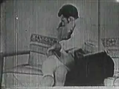 മിൽഫ് ബേബ് കളിപ്പാട്ടത്തിൽ മുലകുടിക്കുന്നു