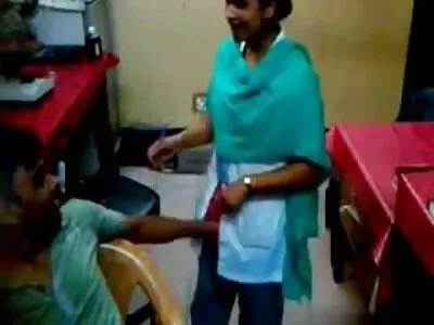 ക്യൂട്ടി ബ്ലോജോബ് ചെയ്യുകയും മുലകൾ കൊണ്ട് കോഴിയെ തഴുകുകയും ചെയ്യുന്നു