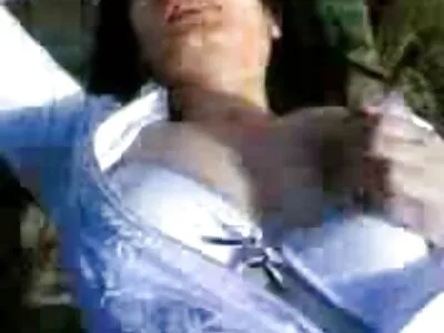 കുഞ്ഞ് പന്തുകൾ നക്കി കോഴി മുലകുടിക്കുന്നു