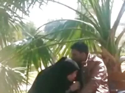 ഫിറ്റിംഗ് റൂമിലെ തിരക്കേറിയ MILF-ൽ നിന്നുള്ള ബ്ലോജോബ്