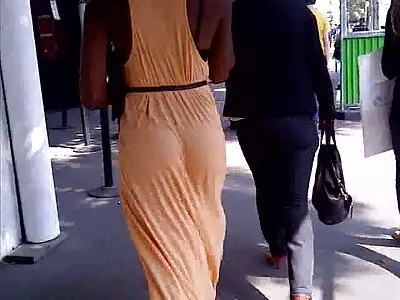 വ്യാജ മുലകളുള്ള സ്ലട്ടിന് കഠിനമായ കോഴികൾ ലഭിക്കുന്നു