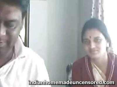 ഒരു ചൂടുള്ള കോഴിക്കുഞ്ഞ് സ്വയംഭോഗം ചെയ്യുന്നു