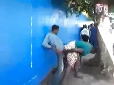 യുവതി തനിച്ചാണ്, നഗ്നയാണ്
