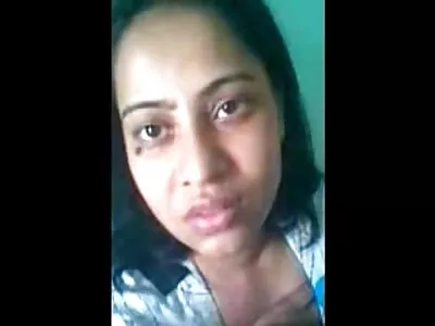 ക്യാമറയ്ക്ക് മുന്നിൽ സ്വാഭാവിക മുലകളും ലൈംഗികതയും ഉള്ള ഭാര്യ