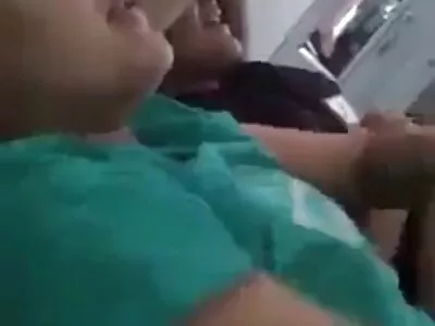 വലിയ നല്ല മുലകൾ ഉള്ള ബ്രൂണറ്റ് കോഴിയിൽ ചാടുന്നു