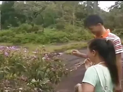 ഷേവ് ചെയ്ത കോഴിയിൽ ഉടനീളം സുന്ദരി