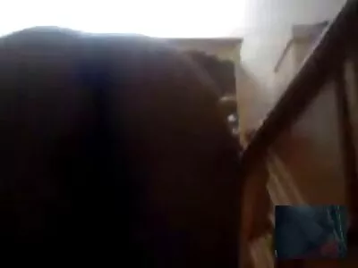 കൗമാരക്കാരന്റെ വെബ്‌ക്യാം മോഡൽ കാണിക്കുന്നു