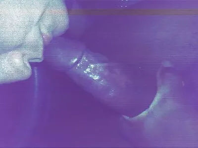 അവളുടെ കാൽമുട്ടുകളിൽ അതിശയിപ്പിക്കുന്ന സുന്ദരി