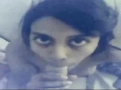 അവളുടെ പിങ്ക് യോനിയിൽ ആഴത്തിൽ വിരലുകൾ