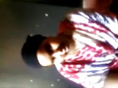 മുട്ടുകുത്തി നിൽക്കുന്ന സ്ത്രീ