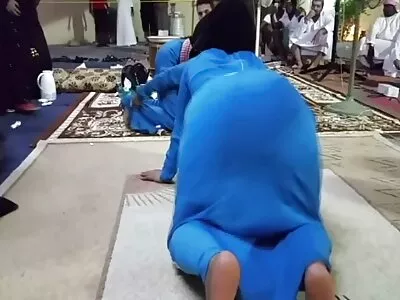 സുന്ദരിയായ സുന്ദരി കാറിലിരുന്ന് കോഴി മുലകുടിക്കുകയും വായിൽ കമിഴ്ത്തുകയും ചെയ്യുന്നു