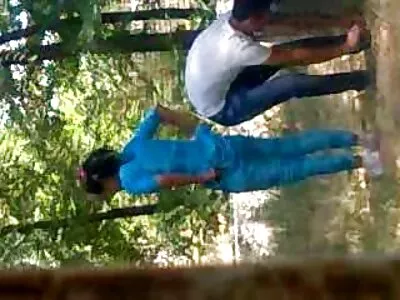 വെളുത്ത സ്റ്റോക്കിംഗുകൾ ധരിച്ച പെൺകുട്ടി മുലകുടിക്കുകയും ഡോഗിസ്റ്റൈൽ ചെയ്യുകയും ചെയ്യുന്നു