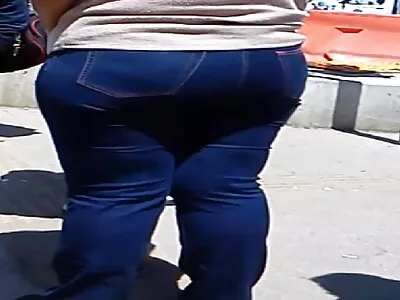 സുന്ദരിയുടെ വായിൽ കടുപ്പമുള്ള കോഴികൾ