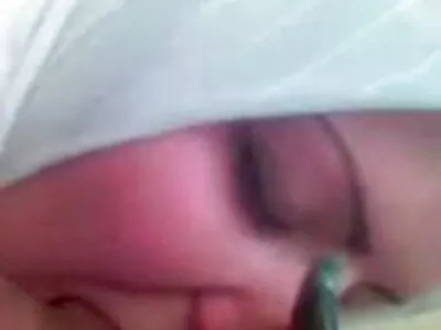 അവളുടെ യോനിക്ക് ദൃഢമായ കോഴി